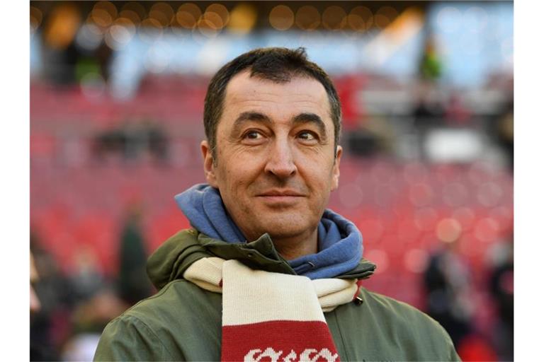 Bundestagsabgeordneter Cem Özdemir steht in der Mercedes-Benz-Arena. Foto: Marijan Murat/dpa/Archivbild