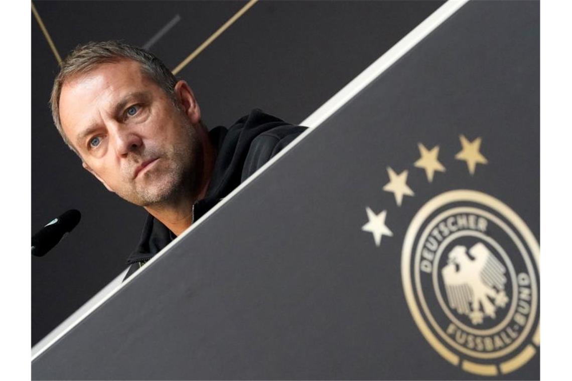 Flick plant gegen Nordmazedonien wieder mit Neuer im Tor Bundestrainer Hansi Flick bei der Pressekonferenz vor der Abreise nach Skopje auf dem Podium. Foto: Marcus Brandt/dpa