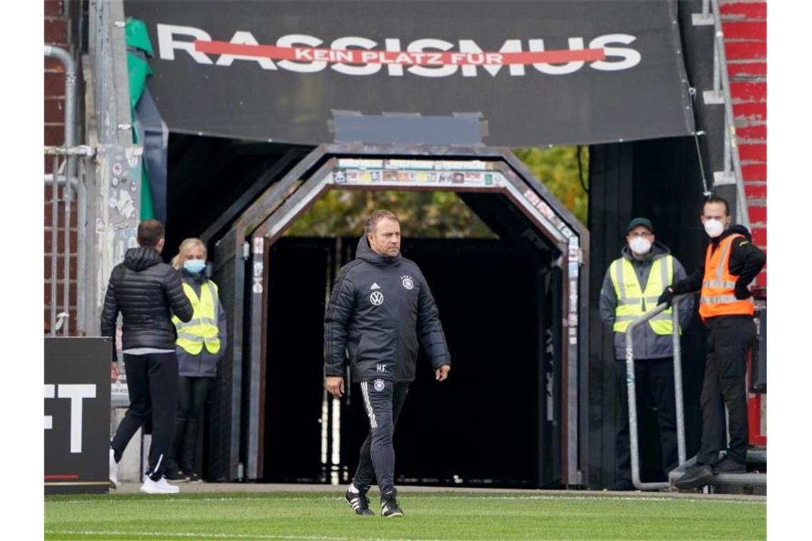 Flick plant gegen Nordmazedonien wieder mit Neuer im Tor Bundestrainer Hansi Flick kommt zum Abschlusstraining des DFB-Teams ins Millerntor-Stadion. Foto: Marcus Brandt/dpa