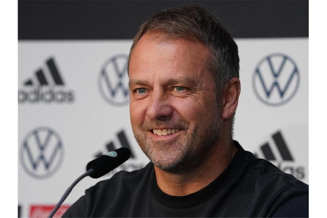 Flick plant gegen Nordmazedonien wieder mit Neuer im Tor Bundestrainer Hansi Flick lächelt während einer Pressekonferenz. Die Qualifikation für die WM 2022 in Katar ist in greifbarer Nähe. Foto: Marcus Brandt/dpa