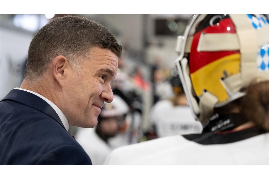 Bundestrainer Jeff MacLeod und die deutschen Eishockey-Frauen holten sich bei der WM den Gruppensieg.