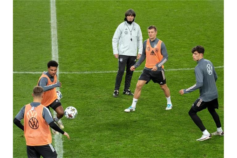 Bundestrainer Joachim Löw beobachtet die Nationalspieler beim Abschlusstraining. Foto: Federico Gambarini/dpa