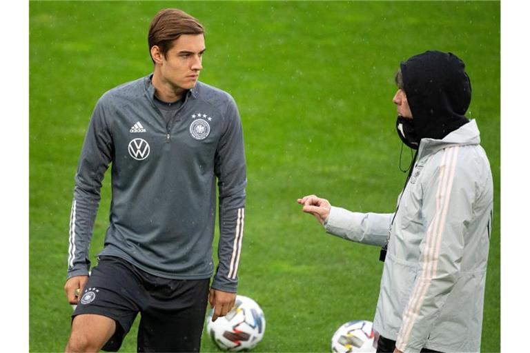 Bundestrainer Joachim Löw (r) bringt Debütant Florian Neuhaus gegen die Türkei. Foto: Federico Gambarini/dpa