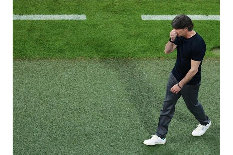 Bundestrainer Joachim Löw reagiert nach der Niederlage. Foto: Christian Charisius/dpa/archivbild