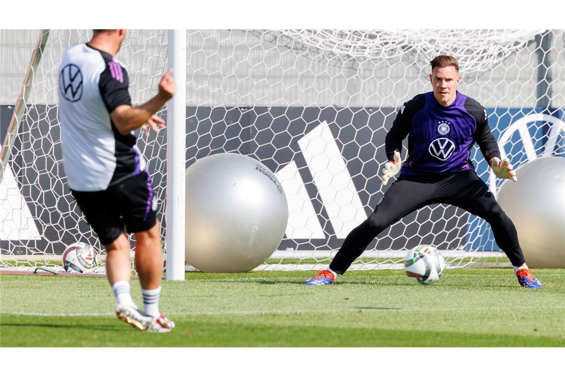 Bundestrainer Julian Nagelsmann schießt beim Abschlusstraining auf das Tor seiner neuen Nummer eins Mac-André ter Stegen.