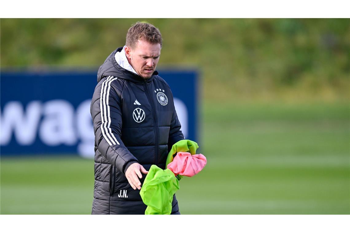 Bundestrainer Nagelsmann sortiert die Leibchen für das Training.