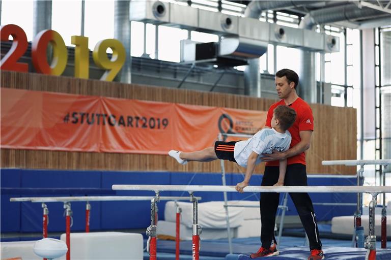 Bundestrainer Thomas Andergassen bei der Arbeit mit einem Nachwuchsturner. Foto: STB/Neumann