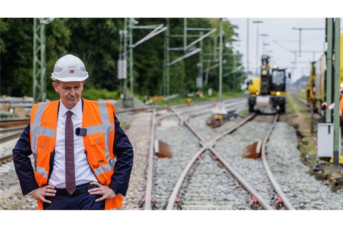 Bundesverkehrsminister Volker Wissing auf der Riedbahn-Baustelle bei Frankfurt.