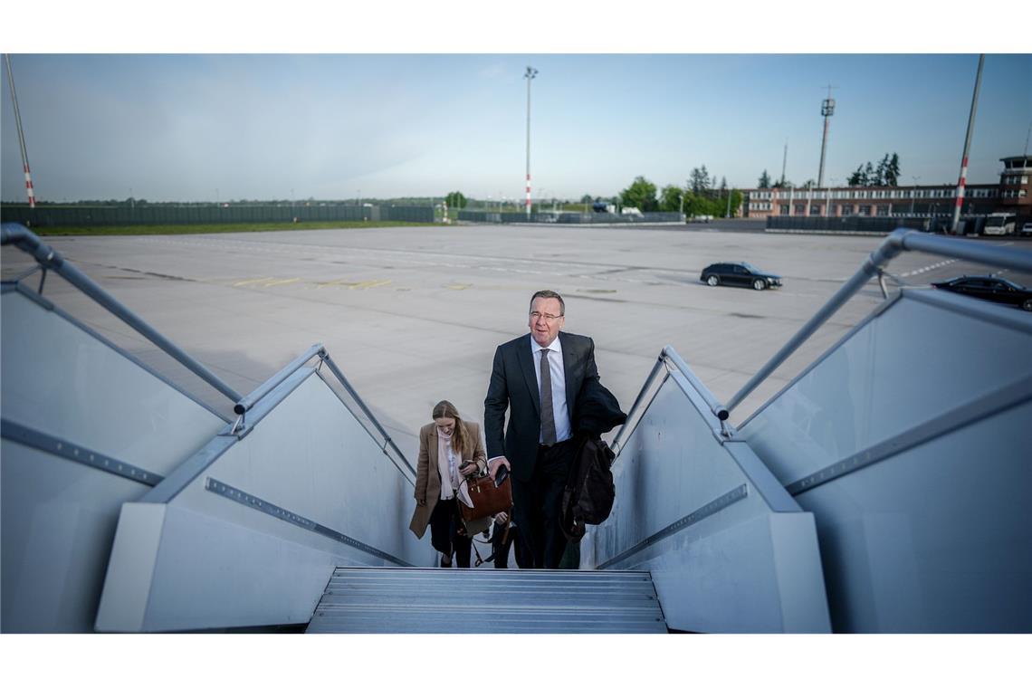 Bundesverteidigungsminister Boris Pistorius auf dem Weg nach Paris.