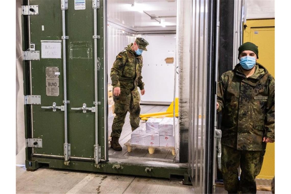 Bundeswehrsoldaten bereiten im niedersächsischen Quakenbrück die Auslieferung von Nuvaxovid vor. Foto: Mohssen Assanimoghaddam/dpa