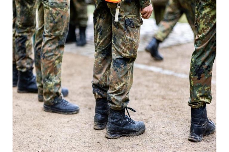 Bundeswehrsoldaten stehen in einer Reihe. Foto: Marcel Kusch/dpa/Symbolbild