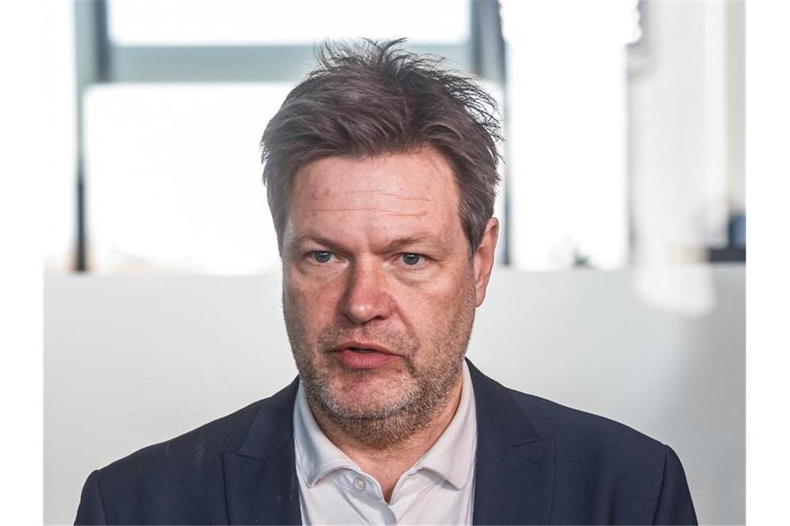 Flüssiggas und mehr Windkraft: Habeck in Schleswig-Holstein Bundeswirtschaftsminister Robert Habeck äußert sich in Kiel vor Journalisten. Foto: Markus Scholz/dpa