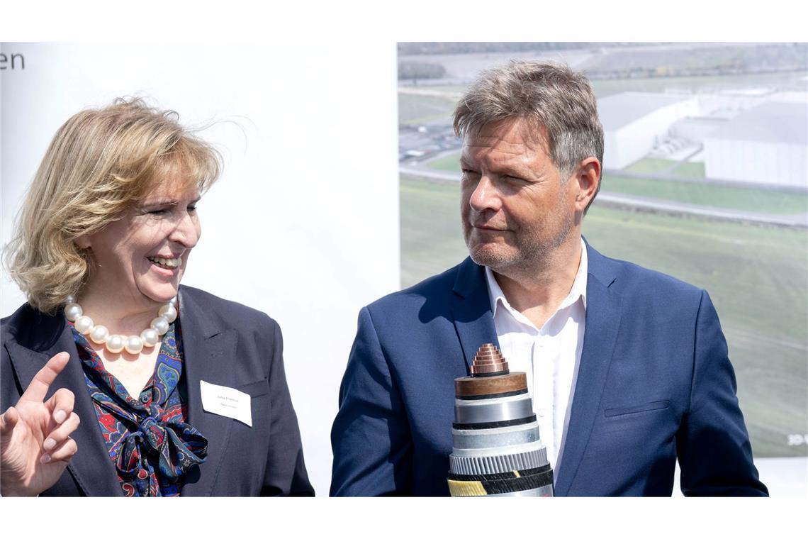 Bundeswirtschaftsminister Robert Habeck und Julia Prescot, die Vorsitzende der Projektgesellschaft Neuconnect, in Wilhelmshaven.