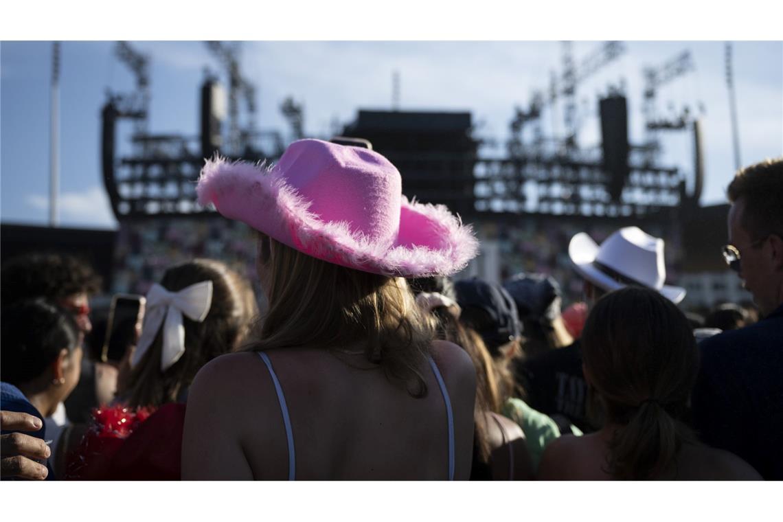 Bunte Cowboyhüte finden sich auf den Köpfen vieler Fans. (Archivfoto)