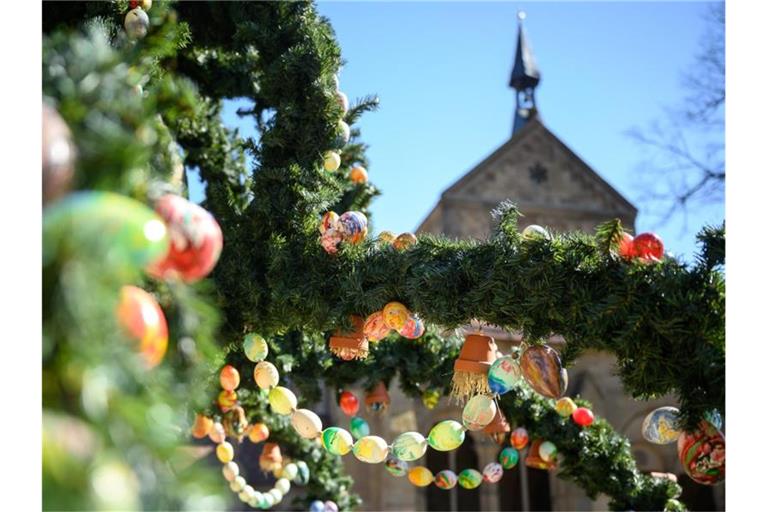 Bunte Ostereier an einem Osterbrunnen im Kloster Maulbronn. Foto: Sebastian Gollnow/dpa/Archivbild