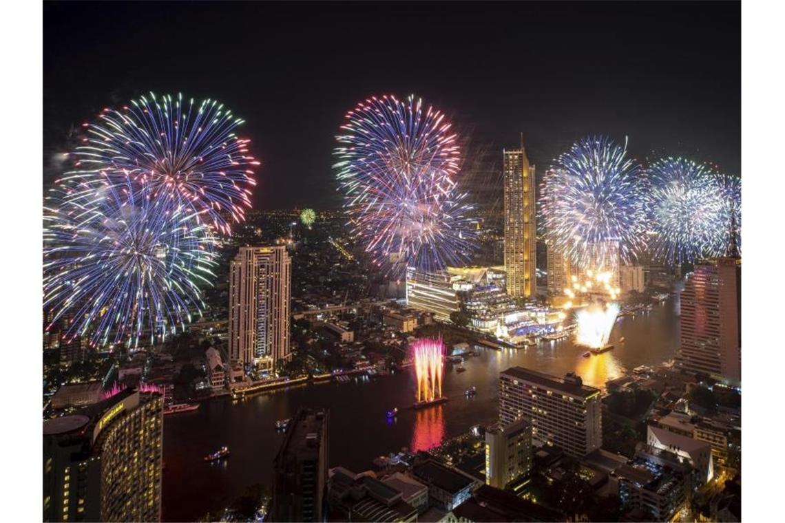 Das neue Jahr startet erneut eher ruhig - Milde Temperaturen Bunte Raketen explodieren über dem Chao-Phraya-Fluss in Thailands Hauptstadt Bangkok. Foto: Wason Wanichakorn/AP/dpa