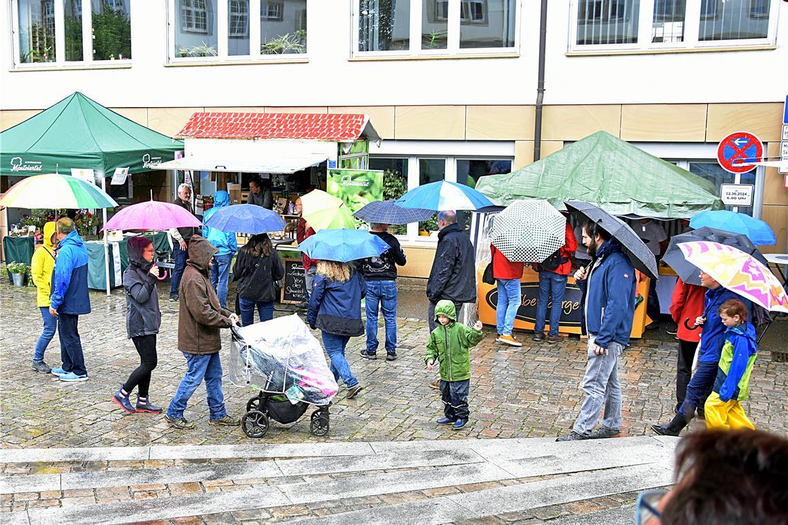 Bunte Regenschirme waren an diesem Sonntag oft zu sehen. Naturparkmarkt in Backn...