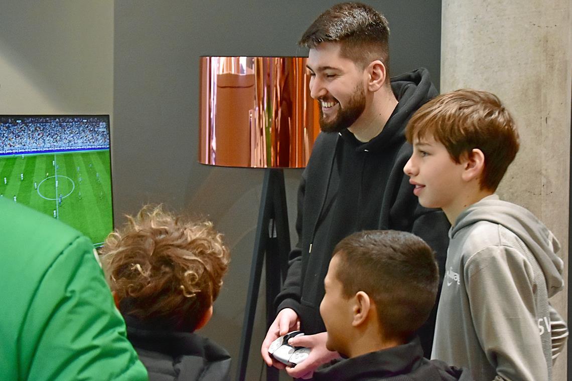 Burak May hat sichtlich Spaß an den Duellen mit dem Nachwuchs. Foto: Tobias Sellmaier