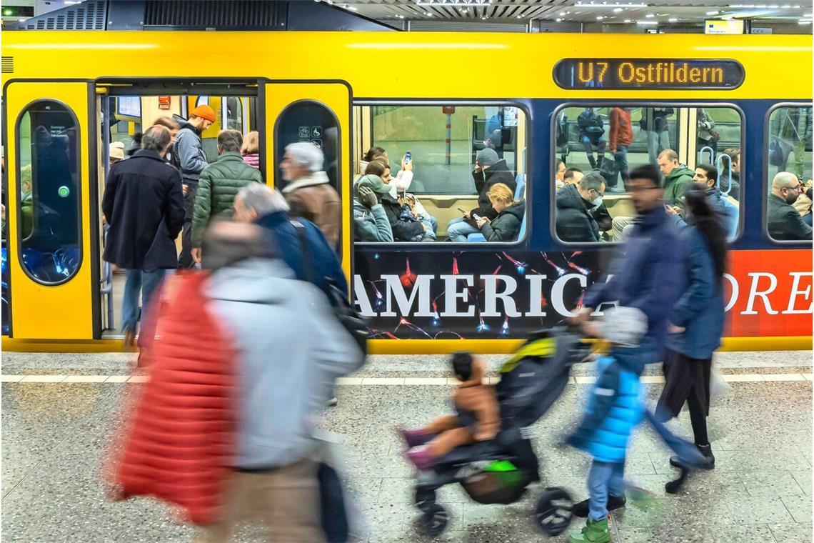 Bus und Bahn in der Region Stuttgart sind im Jahr 2024 erneut voller geworden. Doch damit der Trend weitergeht, braucht es Klarheit beim Deutschlandticket.