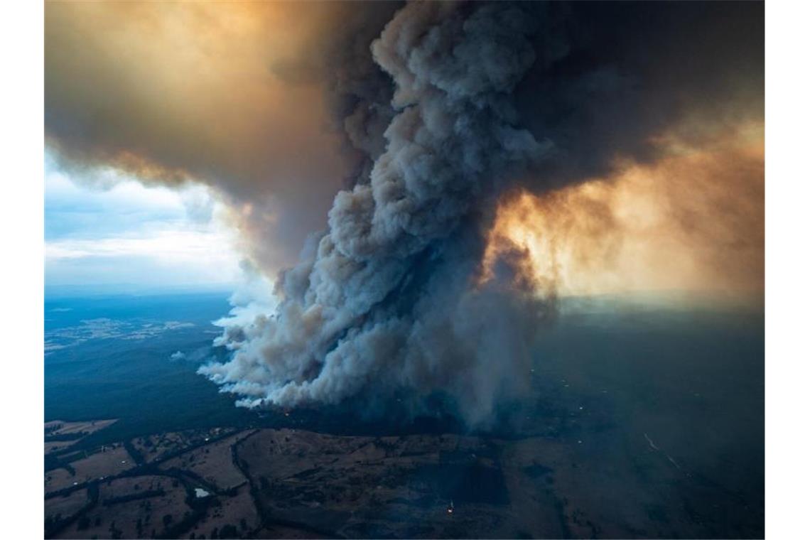 Tausende fliehen vor Feuern in Australien Buschbrände wüten in East Gippsland im Südosten Australiens. Foto: DELWP GIPPSLAND/dpa