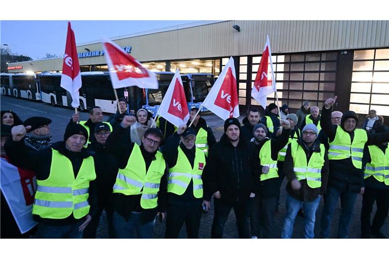 Busfahrer und -fahrerinnen haben im Südwesten die Arbeit niedergelegt. Die Warnstreiks werden an diesem Mittwoch fortgesetzt.