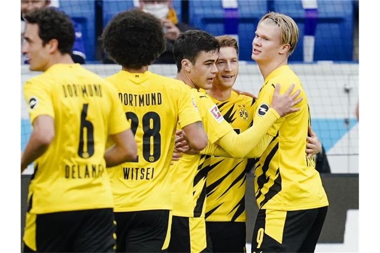 BVB-Torschütze Marco Reus (2.v.r.) wird von Teamkollegen gefeiert. Foto: Uwe Anspach/dpa