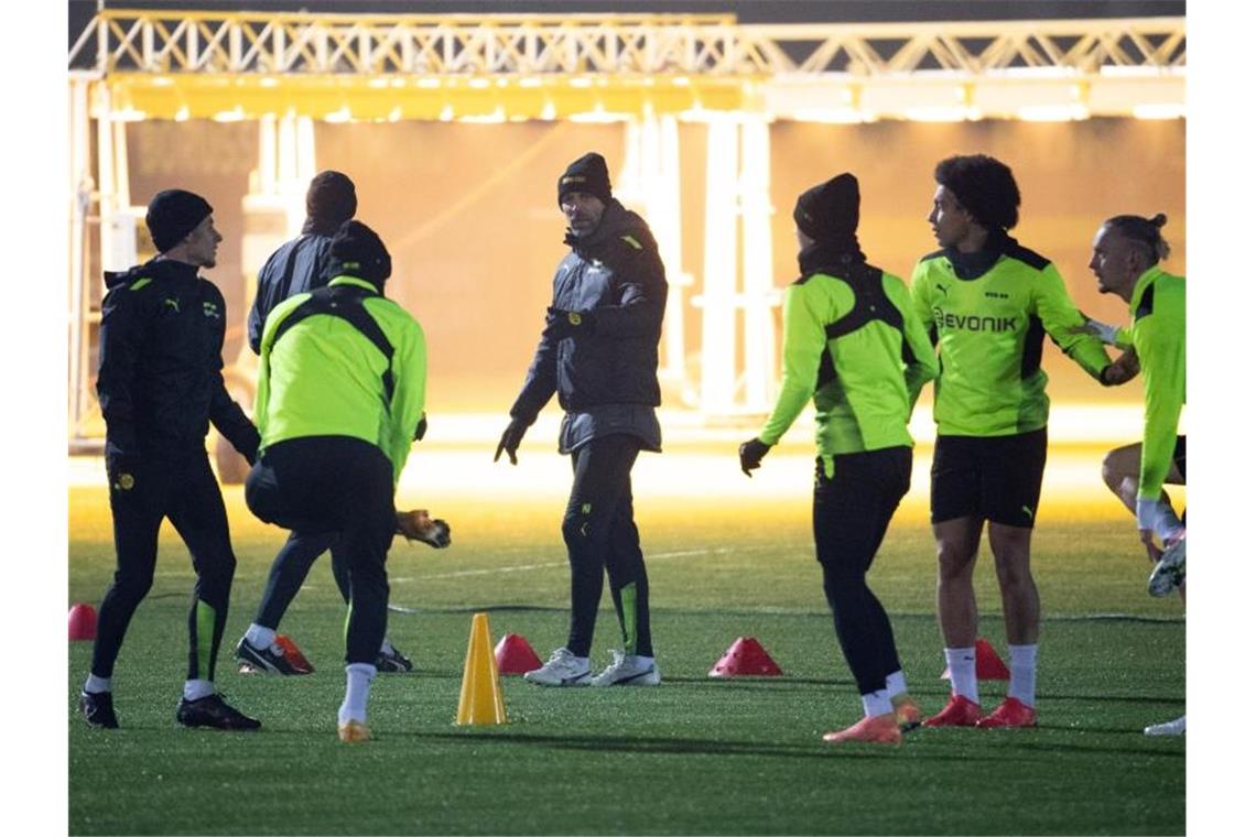 Rose nimmt BVB-Profis in die Pflicht: „Sachen geraderücken“ BVB-Trainer Marco Rose (M) leitet das Abschlusstraining zum Spiel gegen Besiktas Istanbul. Foto: Federico Gambarini/dpa