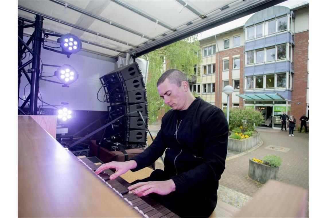 Organist spielt Konzerte vor Heimen von Lkw-Ladefläche aus Cameron Carpenter, Organist, spielt auf einer auf einem Lkw montierten elektronischen Orgel. Foto: Christoph Soeder/dpa