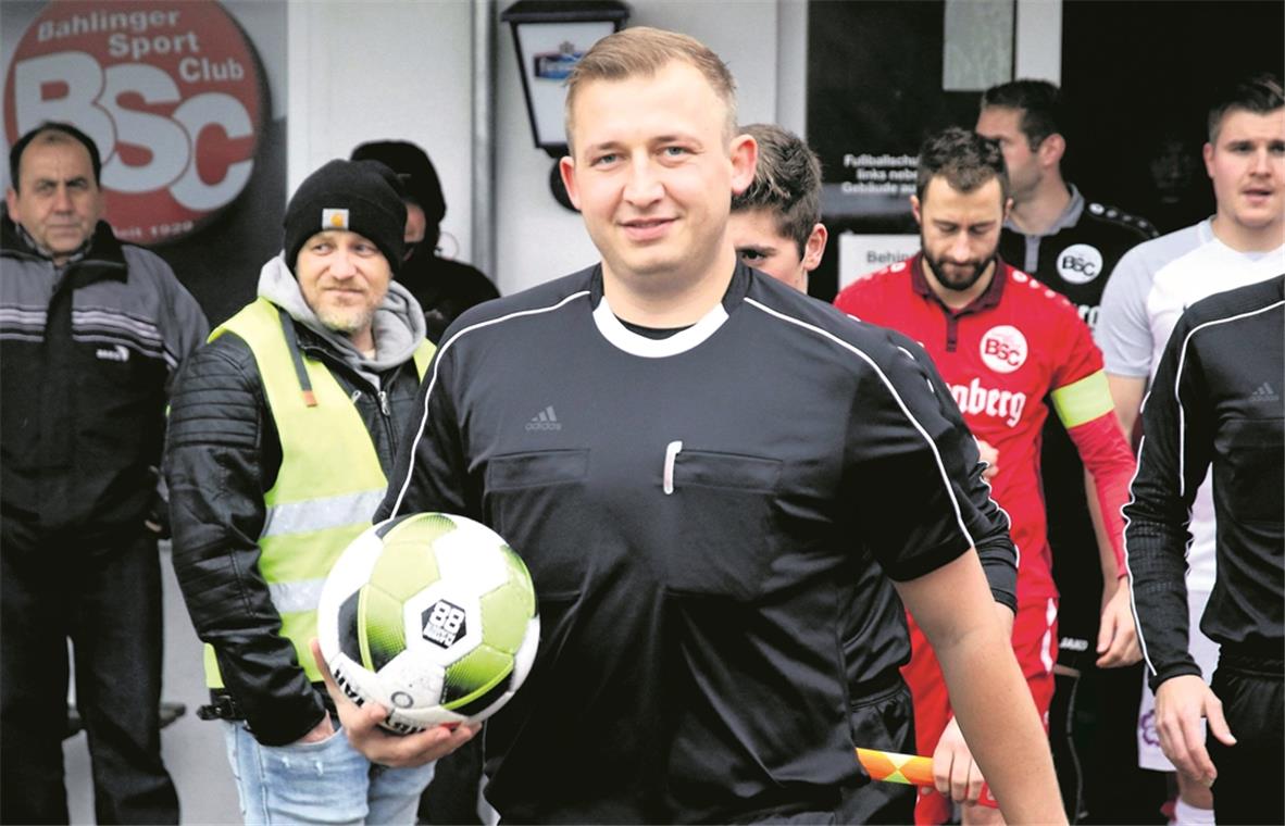 „Ich kann das Pfeifen nicht lassen“ Carl Höfer bezeichnet sich selbst als Schiedsrichter, der auf Kommunikation mit den Spielern setzt und mit den Karten eher sparsam umgeht. Foto: Imago