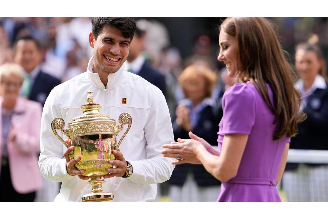 Carlos Alcaraz gewann nach den French Open auch Wimbledon und bekam den Siegerpokal von Prinzessin Kate.