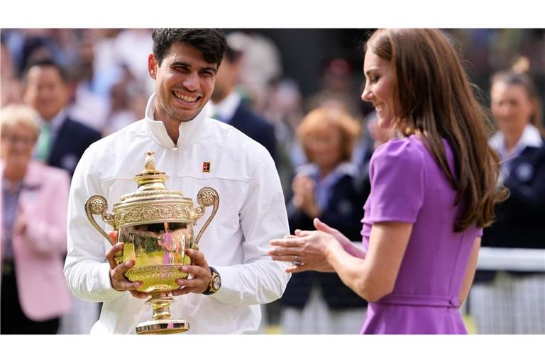 Carlos Alcaraz gewann nach den French Open auch Wimbledon und bekam den Siegerpokal von Prinzessin Kate.