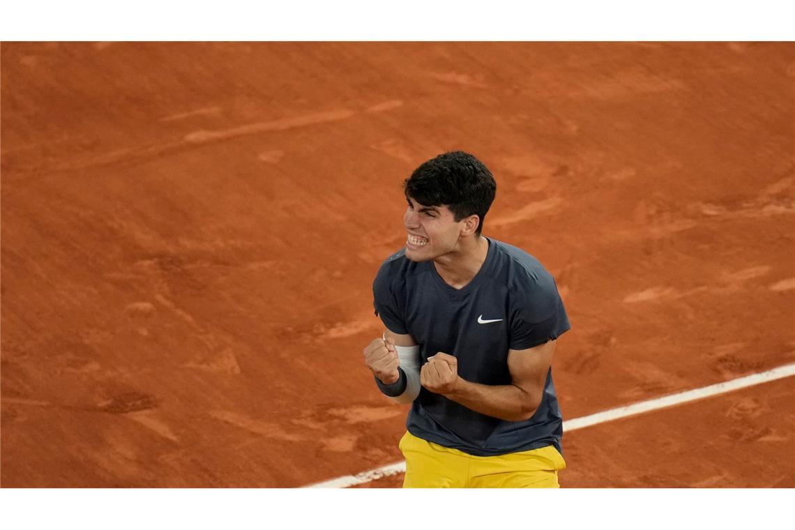 Carlos Alcaraz gewinnt im Viertelfinale der French Open gegen Stefanos Tsitsipas.