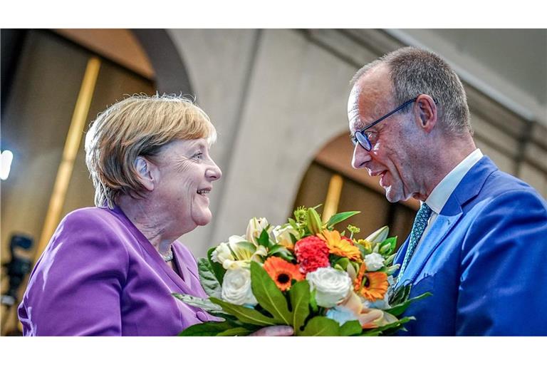 CDU-Chef Friedrich Merz überreicht Angela Merkel im September dieses Jahres nachträglich Blumen zum 70. Geburtstag.