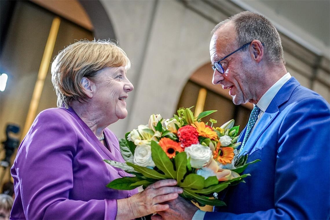 CDU-Chef Friedrich Merz überreicht Angela Merkel im September dieses Jahres nachträglich Blumen zum 70. Geburtstag.