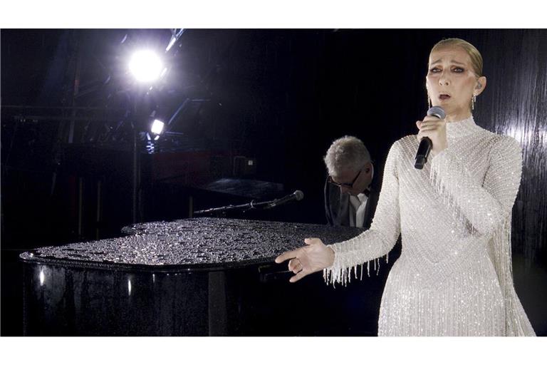Céline Dion singt auf dem Eiffelturm. Die franko-kanadische Sängerin leidet an einer unheilbaren Autoimmunkrankheit.