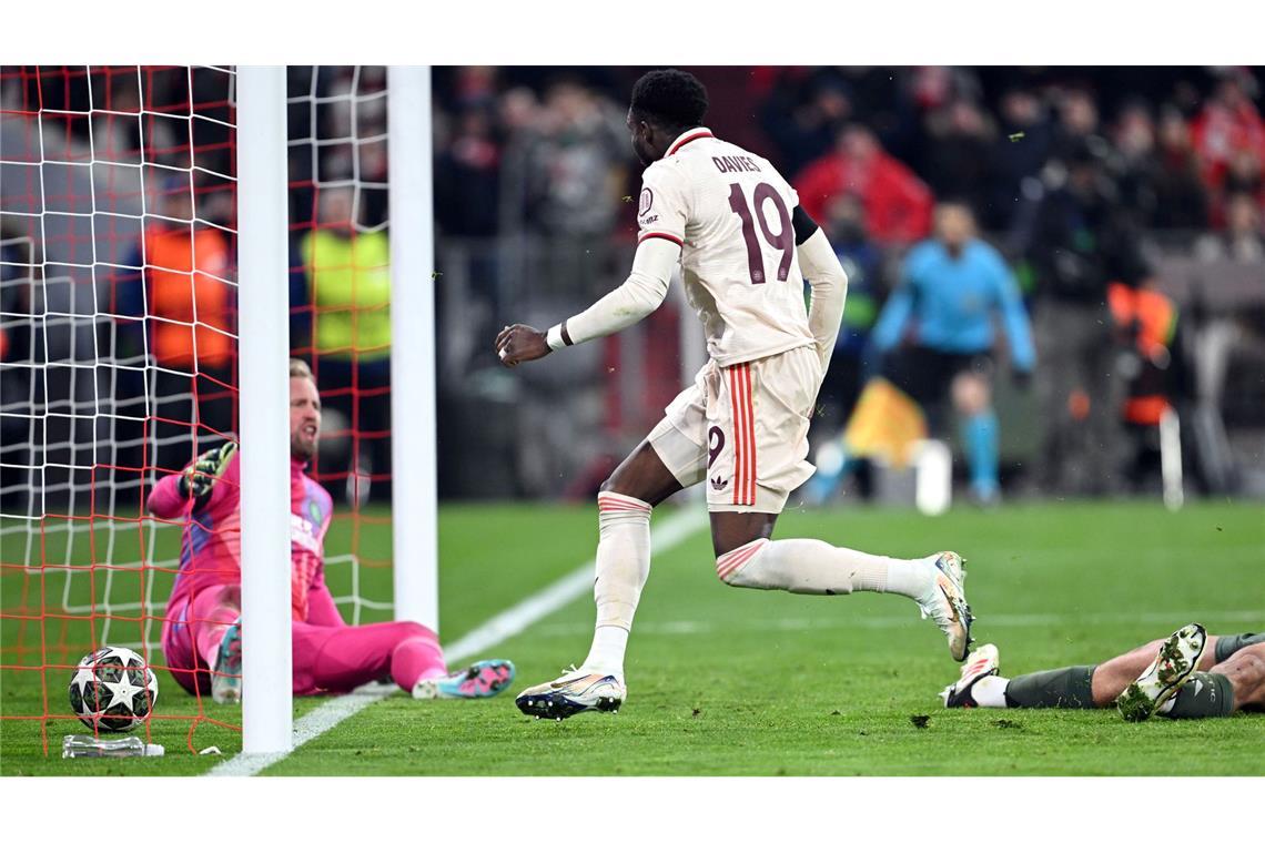 Champions League in München: Bayerns Alphonso Davies (M) trifft zum 1:1.