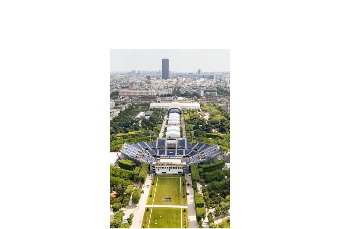 Champs de Mars mit einer temporären Arena. Bespielt wird  die Champs de Mars Arena,  vom Architekten Jean-Michel Wilmotte entworfen, als Ort für  Judo und Ringen.  In diesem 10000 Quadratmeter großen provisorischen Gebäude fanden alle Veranstaltungen statt, die normalerweise im Grand Palais realisiert werden würden, da dieser renoviert wurde. Die Champ de Mars-Arena wird auch für die  Paralympischen Spiele 2024 in Paris genutzt werden.