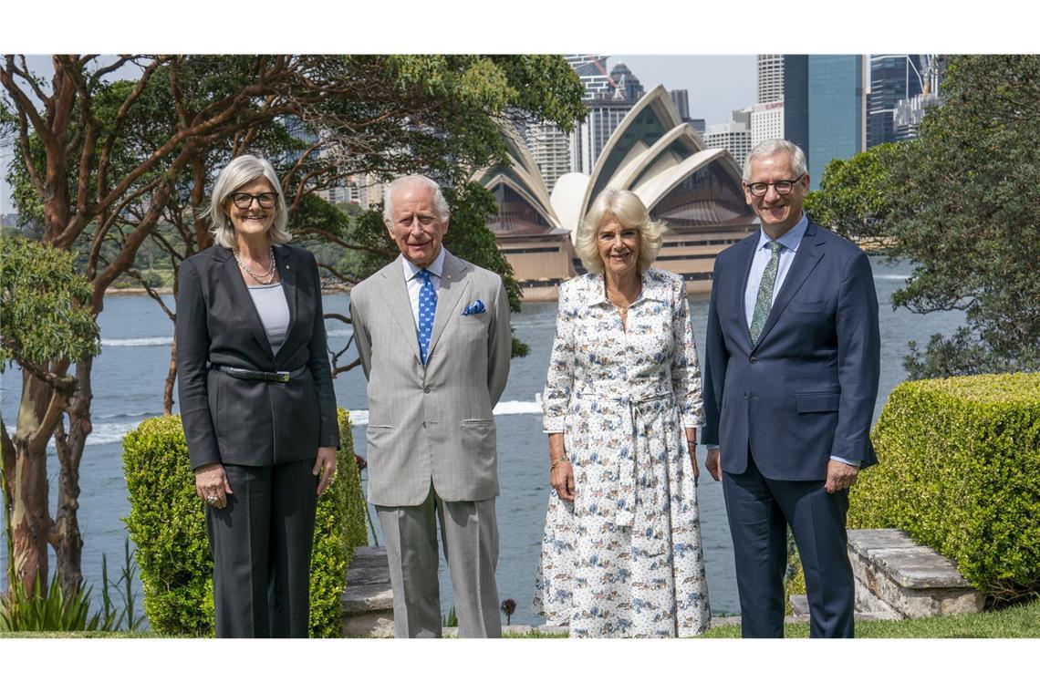 Charles III. und Königin Camilla mit der Generalgouverneurin von Australien Sam Mostyn (links) und ihrem Gatten Simeon Beckett (rechts), bevor sie Sydney verlassen.