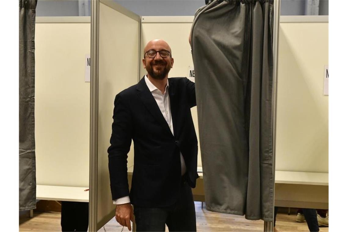 Flämische Nationalisten bei Belgien-Wahl vorn Charles Michel, Premierminister von Belgien, bei der Stimmabgabe in einem Wahllokal in Limal. In Belgien findet zeitgleich mit der Europawahl die Parlamentswahl statt. Foto: Eric Lalmand/BELGA