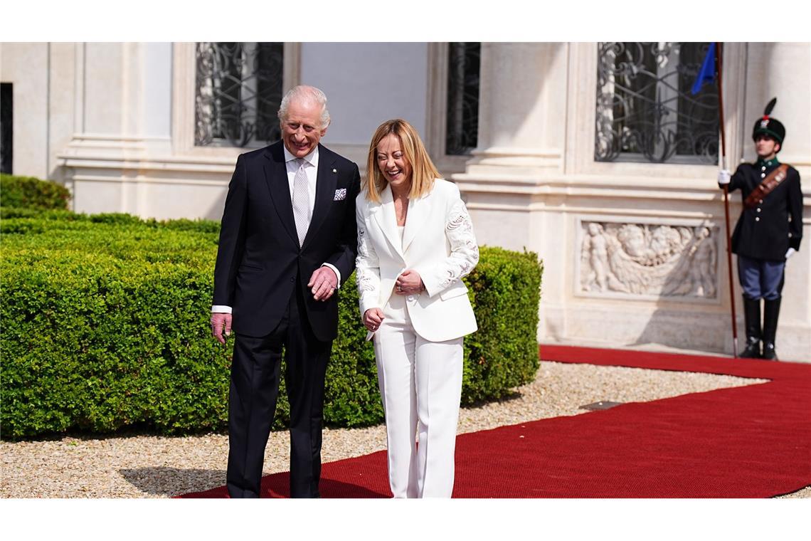 Im Hochzeitsoutfit: Royals feiern ihren 20. Hochzeitstag Charles und Italiens Regierungschefin Giorgia Meloni zeigten sich zusammen auf dem roten Teppich.