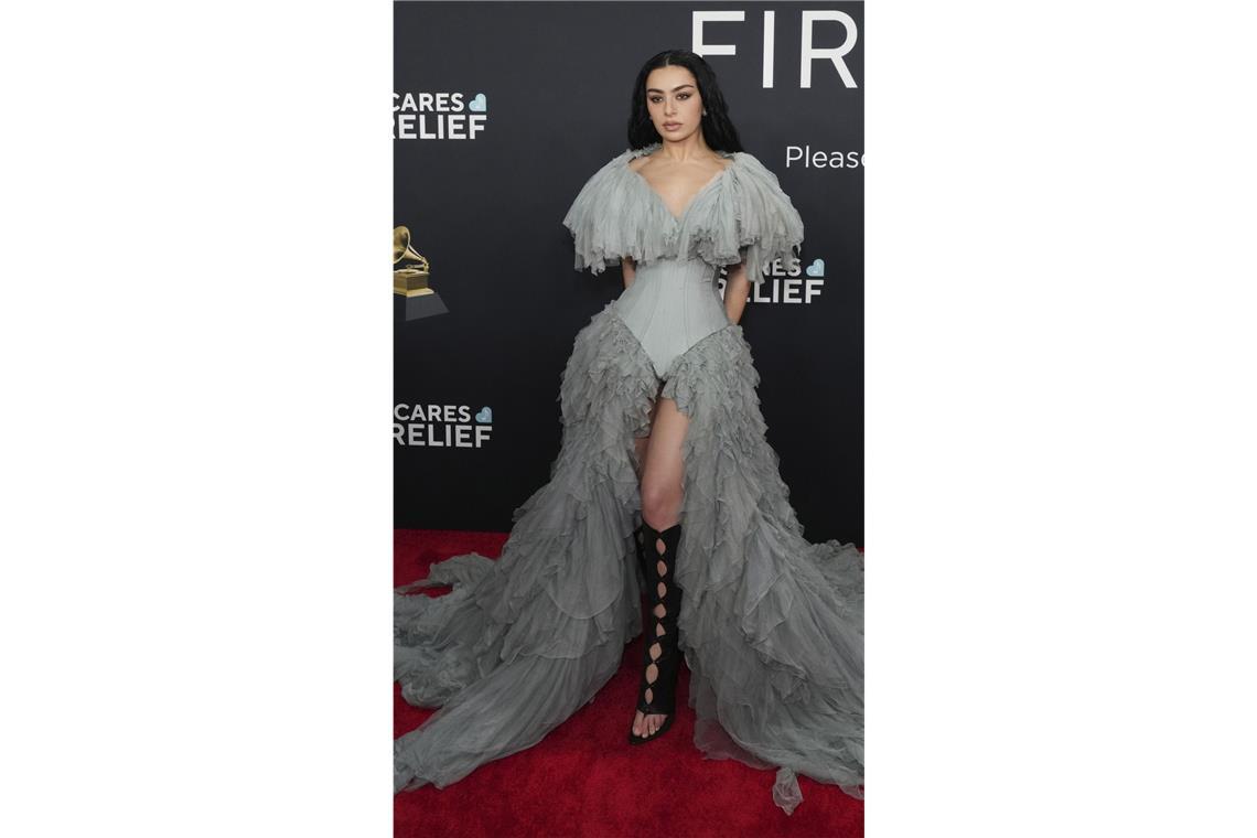 Charli XCX in Nebelgrau (und nicht in Giftgrün) – zu einer dramatischen Tüllrobe von Jean Paul Gaultier kombinierte die Sängerin schwarze Gladiatoren-Sandalen. Ein Wort: Brat!