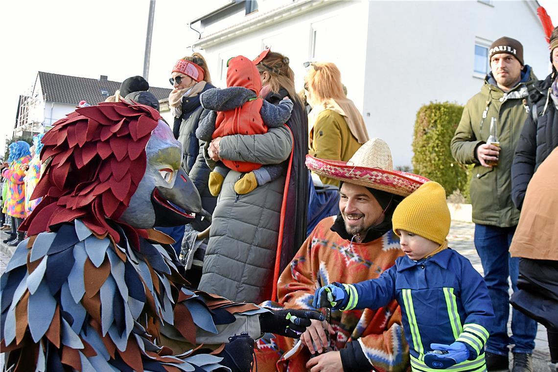 Charmante Begegnung mit dem Spatz – er hält für die Kinder Süßes bereit. Fotos: Tobias Sellmaier