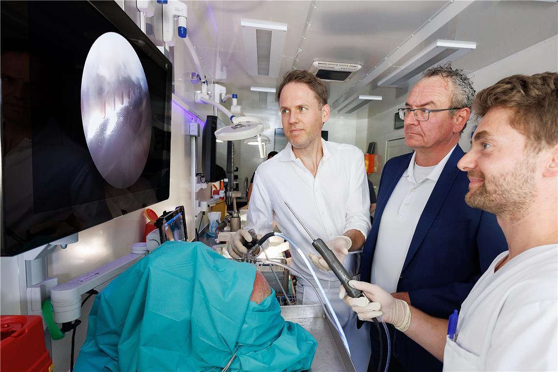 Chefarzt Joachim Singer (Mitte), Sektionsleiter Michael Mecner (links) und Assistenzarzt Johannes de Pay üben im Schulungstruck minimalinvasive Eingriffe. Foto: RMK