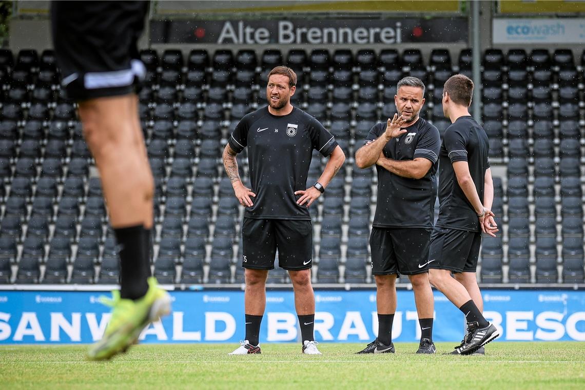 Chefcoach Evangelos Sbonias (Mitte) sowie die Assistenten Julian Schieber (links) und Marcel Ivanusa haben mit dem runderneuerten SG-Team noch viel Arbeit vor sich. Foto: Alexander Becher