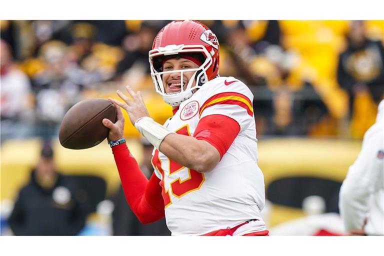 Chiefs-Quarterback Patrick Mahomes verbringt Weihnachten mit einem Football.