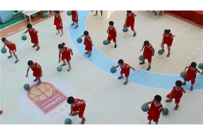 Chinesische Schulen sollen Kindern neben dem Sportunterricht die Möglichkeit geben, Ballsportarten zu spielen. (Archivbild)