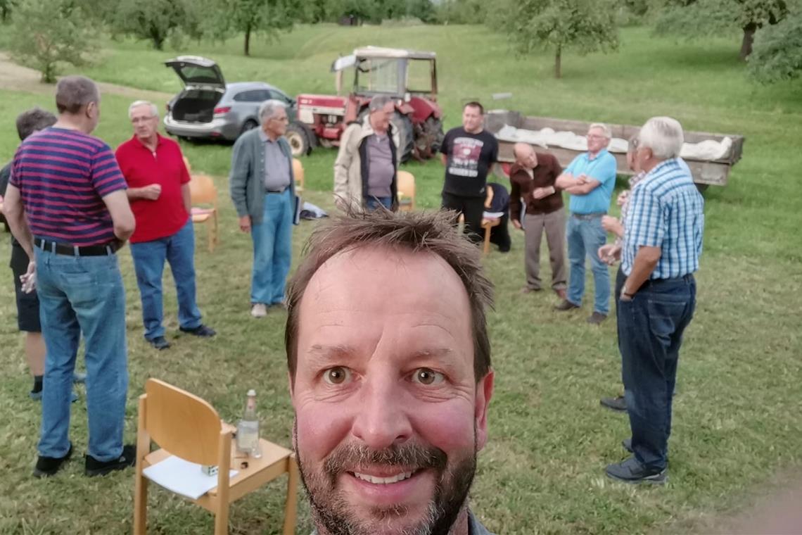 Chorleiter Lothar Lemcke freut sich mit den Chorsängern über die Proben in der Natur.Foto: privat