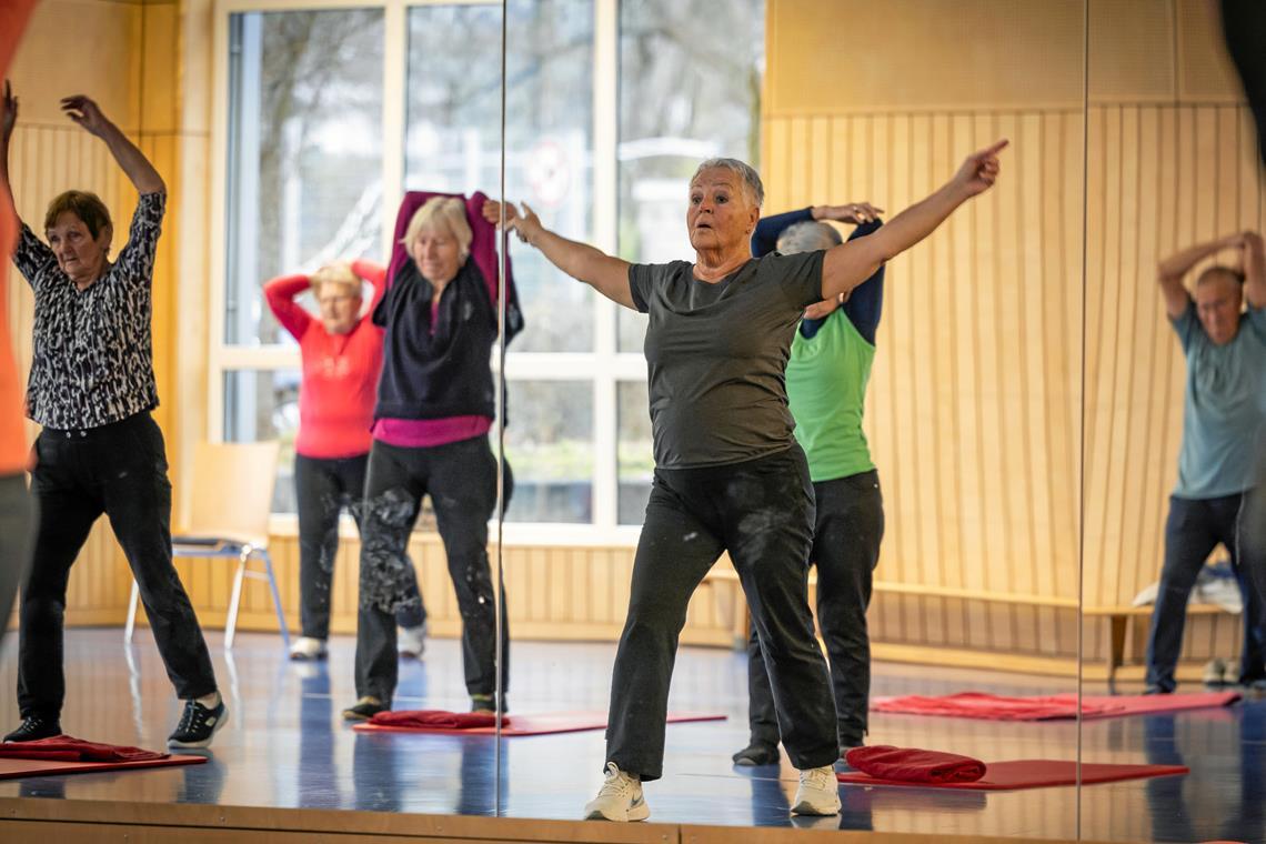 Christa Schaal (ganz vorne) zeigt, wie es geht, ihre Gymnastikgruppe macht es so gut wie möglich nach. Foto: Alexander Becher