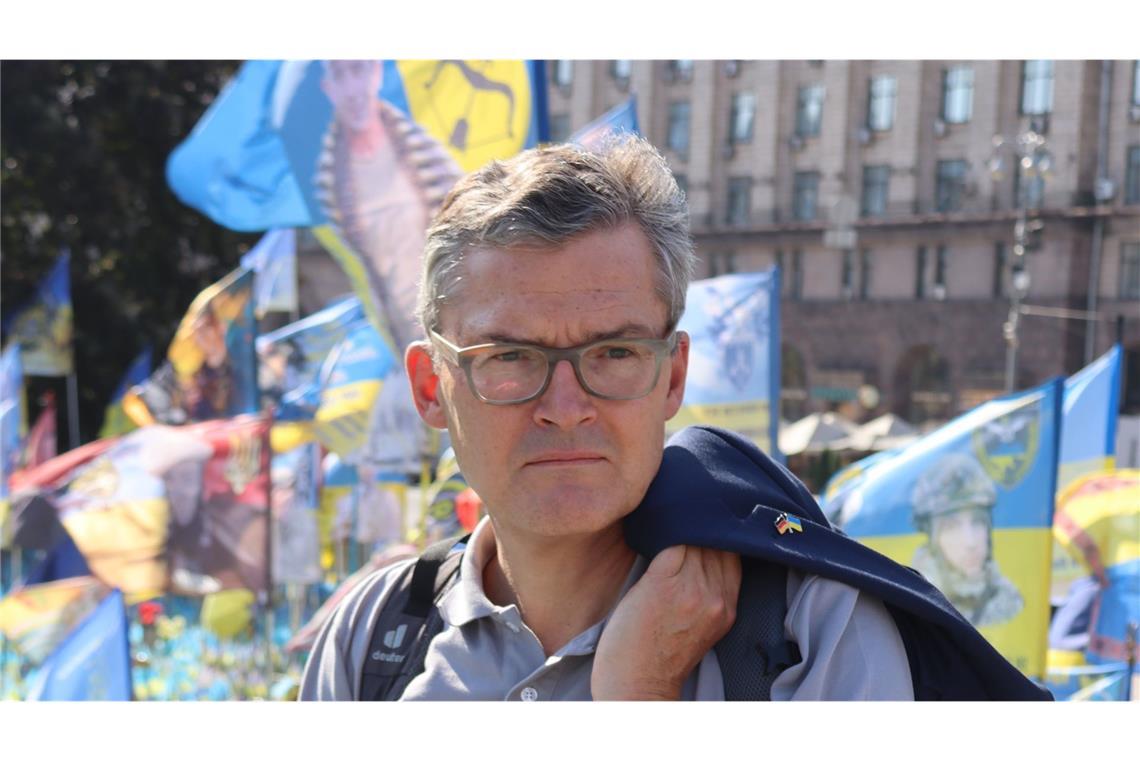 Christdemokrat Roderich Kiesewetter auf dem Maidan-Platz in Kiew: mit Nationalflaggen gedenken die Ukrainer hier der von den russischen Angreifern getöteten Soldaten.