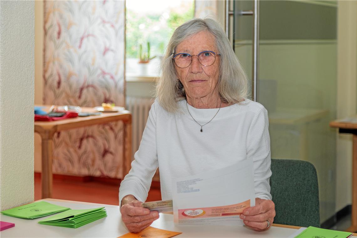 Christel Kaufmann ist in den Räumen der Erich-Schumm-Stiftung in Murrhardt als Beisitzerin bei den Wahlen im Dienst. Foto: Stefan Bossow